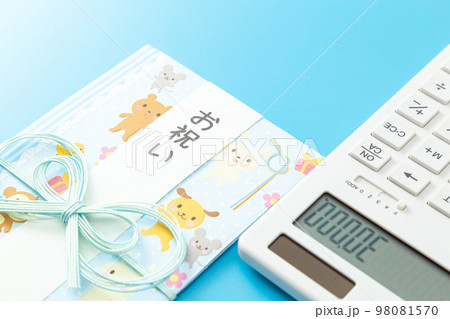 祝儀袋と電卓　水色背景 98081570
