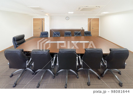 重役椅子が並んだ会議室　会議　取締役会　イメージ 98081644