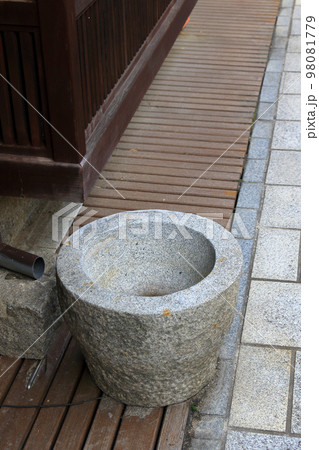 竹原 町並み保存地区にあった石臼 (餅つき)の写真素材 [98081779] - PIXTA