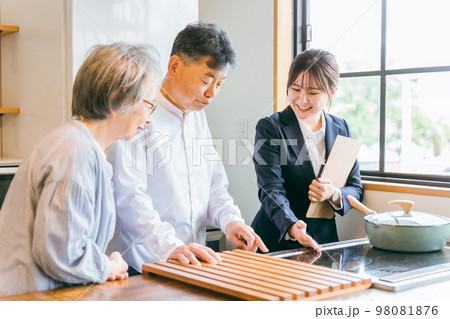 住宅展示場・モデルルーム・ハウスメーカーで高齢者夫婦に説明するアジア人ビジネスウーマン(IHコンロ) 住宅展示場・モデルルーム・ハウスメーカーで高齢者夫婦に説明するアジア人ビジネスウーマン(IHコンロ) 98081876