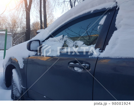 close up.cars under the snow in the Parking lot close up.cars under the snow in the Parking lot 98081924
