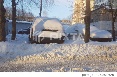 cars under the snow in the city Parking lot. cars under the snow in the city Parking lot. 98081926