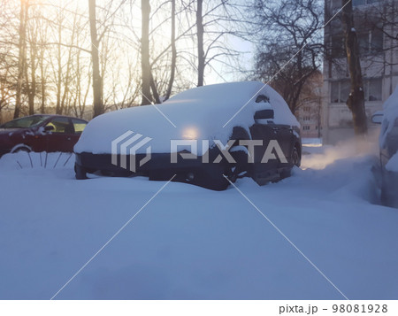 cars under the snow in the city Parking lot. 98081928