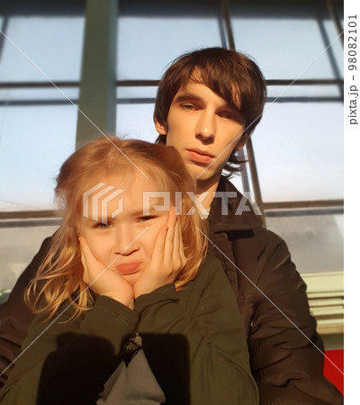 happy dad with his funny daughter posing for the camera 98082101