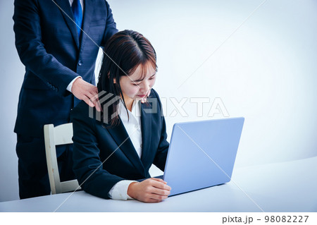 セクハラをうける女性　sexual harassment 98082227