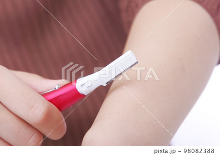ムダ毛処理をする若い女性 98082388