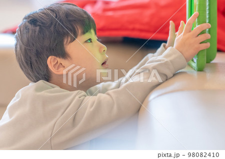 1人 一人 男の子 98082410