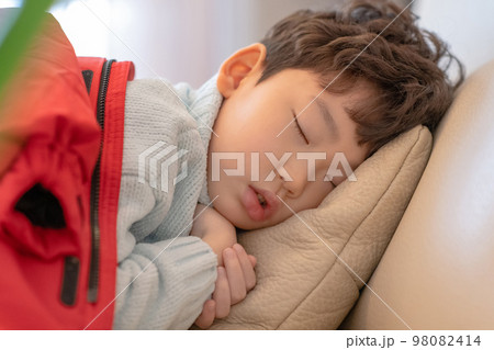 1人 一人 男の子 98082414