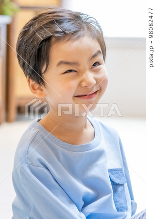 1人 一人 男の子 98082477