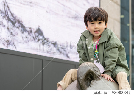 1人 一人 男の子 98082847