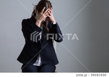 スーツで頭を抱える女性 Business スーツで頭を抱える女性 Business 98082896