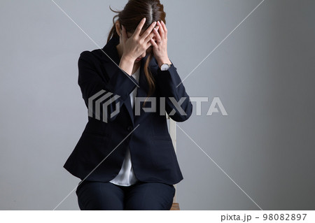 スーツで頭を抱える女性 Business スーツで頭を抱える女性 Business 98082897