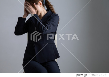 スーツで頭を抱える女性 Business スーツで頭を抱える女性 Business 98082898