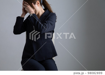 スーツで頭を抱える女性 Business スーツで頭を抱える女性 Business 98082899