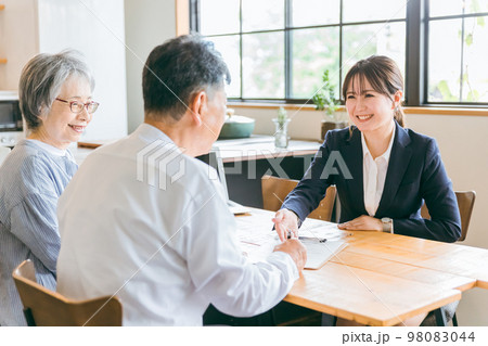 高齢者と話す社会福祉士・ソーシャルワーカー・ケアマネジャー・ケースワーカーのアジア人女性 高齢者と話す社会福祉士・ソーシャルワーカー・ケアマネジャー・ケースワーカーのアジア人女性 98083044