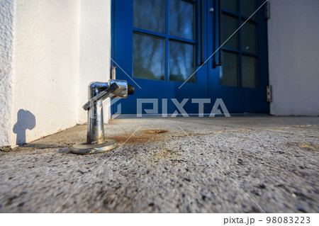 校舎の青い大きな扉の戸当り 校舎の青い大きな扉の戸当り 98083223