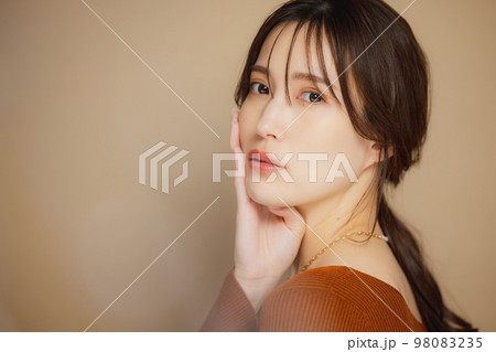 茶色のカットソーの女性 茶色のカットソーの女性 98083235