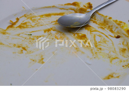 カレーを食べた後の皿　洗う前の汚れた皿 98083290