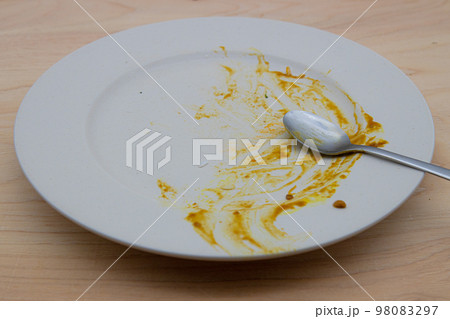 カレーを食べた後の皿 洗う前の汚れた皿 カレーを食べた後の皿 洗う前の汚れた皿 98083297