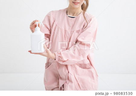 消毒を促す保育士　Childminder 98083530