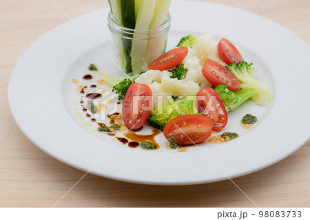 野菜サラダ　野菜スティックとソース 98083733