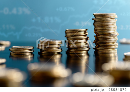 投資と資産運用利回りのイメージ。積み上げられたコインとグラフ。 98084072