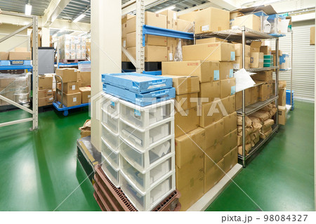 ダンボールが積み上げられた倉庫 在庫 施設 物流 イメージ ダンボールが積み上げられた倉庫 在庫 施設 物流 イメージ 98084327