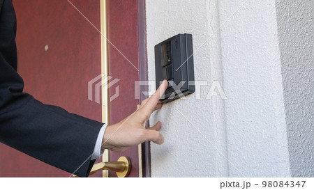 インターホンを鳴らす 98084347