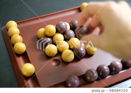 一人でも遊べる木製ボードゲーム 98084520