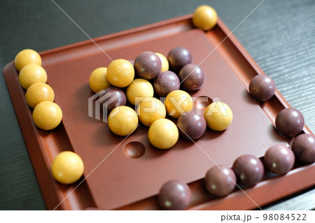 こどもの知育に木製ボードゲーム 98084522