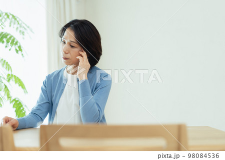 リビングで考え事をするミドル女性 リビングで考え事をするミドル女性 98084536