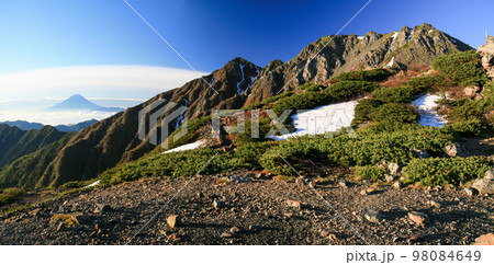 南アルプス　白峰三山テント縦走　濃鳥小屋テント場からの風景　朝陽に映える農鳥岳と富士山 98084649
