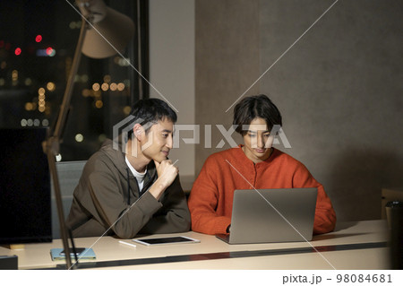 カジュアルビジネス　イメージ　夜のオフィスで働く2人の男性 98084681