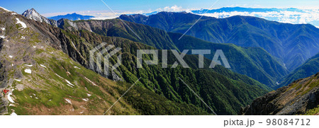南アルプス 白峰三山テント縦走 農鳥岳山頂から 北岳、八ヶ岳、鳳凰三山を望む 南アルプス 白峰三山テント縦走 農鳥岳山頂から 北岳、八ヶ岳、鳳凰三山を望む 98084712