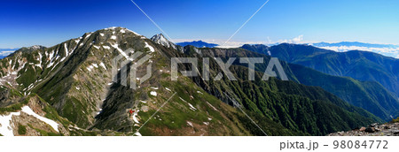 南アルプス 白峰三山テント縦走 農鳥岳山頂から 間ノ岳、北岳、八ヶ岳、鳳凰三山を望む 南アルプス 白峰三山テント縦走 農鳥岳山頂から 間ノ岳、北岳、八ヶ岳、鳳凰三山を望む 98084772