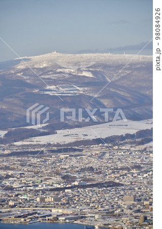 冬の北海道函館市函館山から雪景色の横津岳と街並みの風景を撮影 98084926