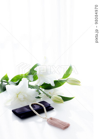 数珠と百合の花の物撮り 98084970
