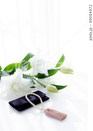 数珠と百合の花の物撮り 98084972