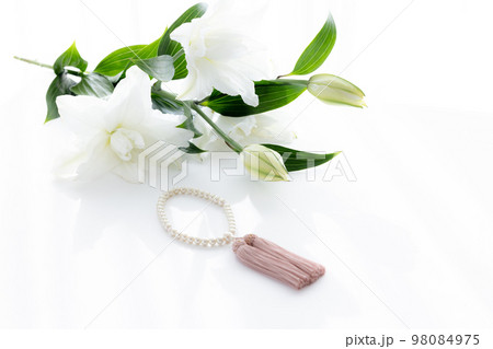 数珠と百合の花の物撮り 98084975