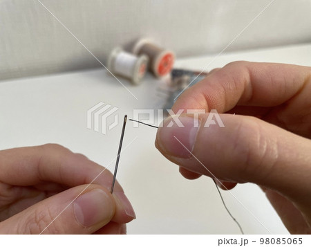 針に糸を通す 98085065