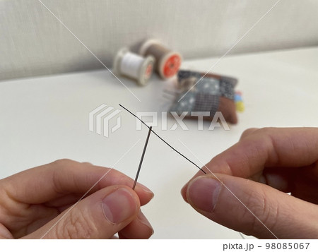 針に糸を通す瞬間 針に糸を通す瞬間 98085067