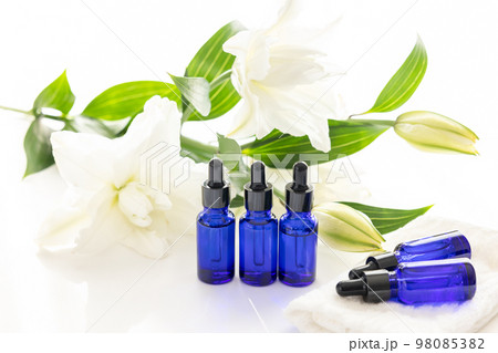 アロマオイルの瓶と百合の花 98085382