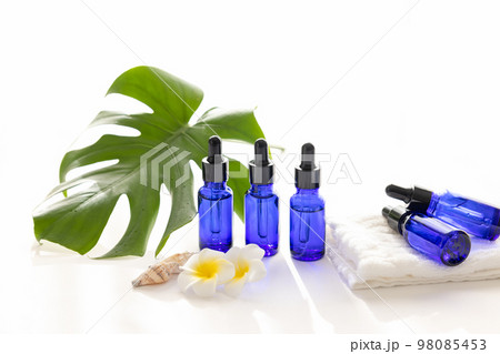 アロマオイルの瓶とモンステラの葉 98085453