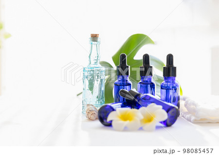 アロマオイルの瓶とモンステラの葉 98085457