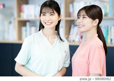二人の看護師の女性 98086062