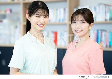 二人の看護師の女性 二人の看護師の女性 98086063