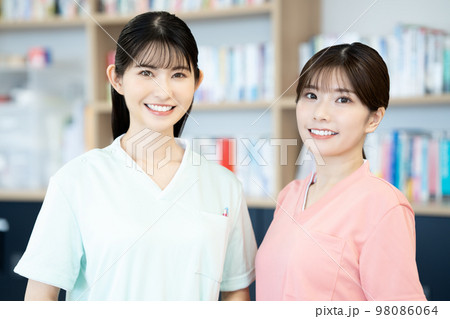 二人の看護師の女性 98086064