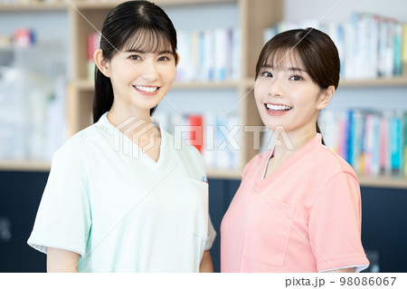 二人の看護師の女性 二人の看護師の女性 98086067