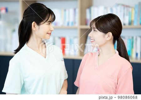 二人の看護師の女性 98086068