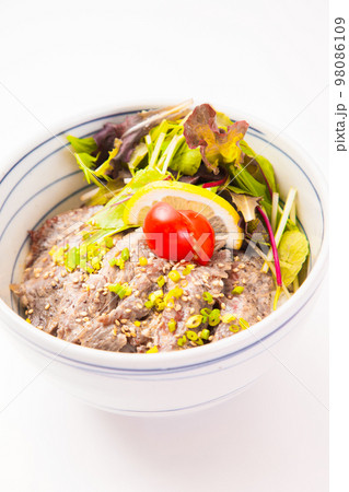 ステーキ丼 ビフテキ丼 ランチ外食のイメージ素材 ステーキ丼 ビフテキ丼 ランチ外食のイメージ素材 98086109